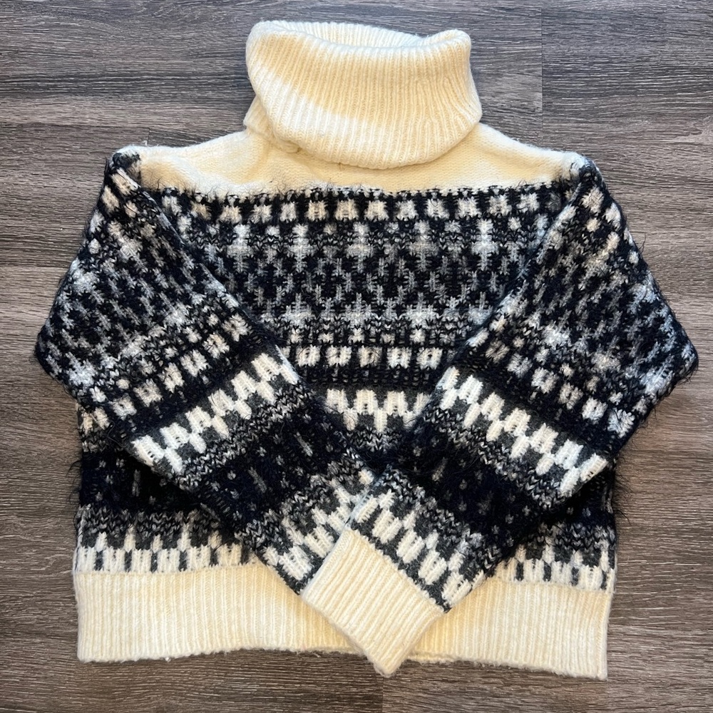 Universal Threads Cream and Black Patterned Turtleneck Sweater